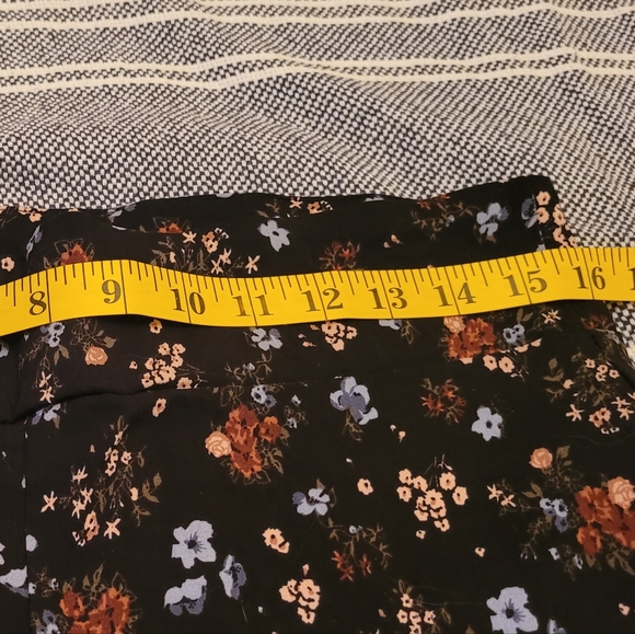 3/$25 Jules and Leopold floral skinny crops, size L - Picture 7 of 8
